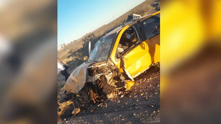 accidente-taxi-camion-el-chocon-2jpg