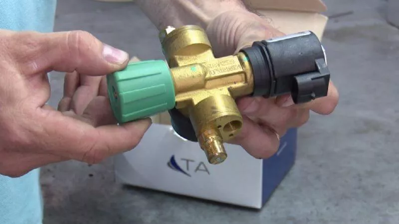 Nueva-normativa-para-el-GNC-automovilistas-deben-cambiar-la-valvula-del-tubo