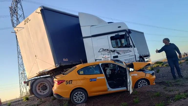 accidente-taxi-camion-el-chocon-5jpg