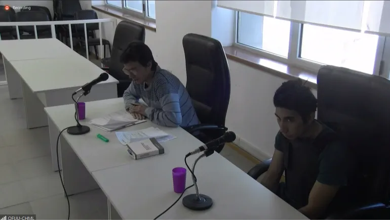 el-presunto-femicida-maicol-tapia-derecha-junto-su-defensor-oficial-diego-artigue-izquierda