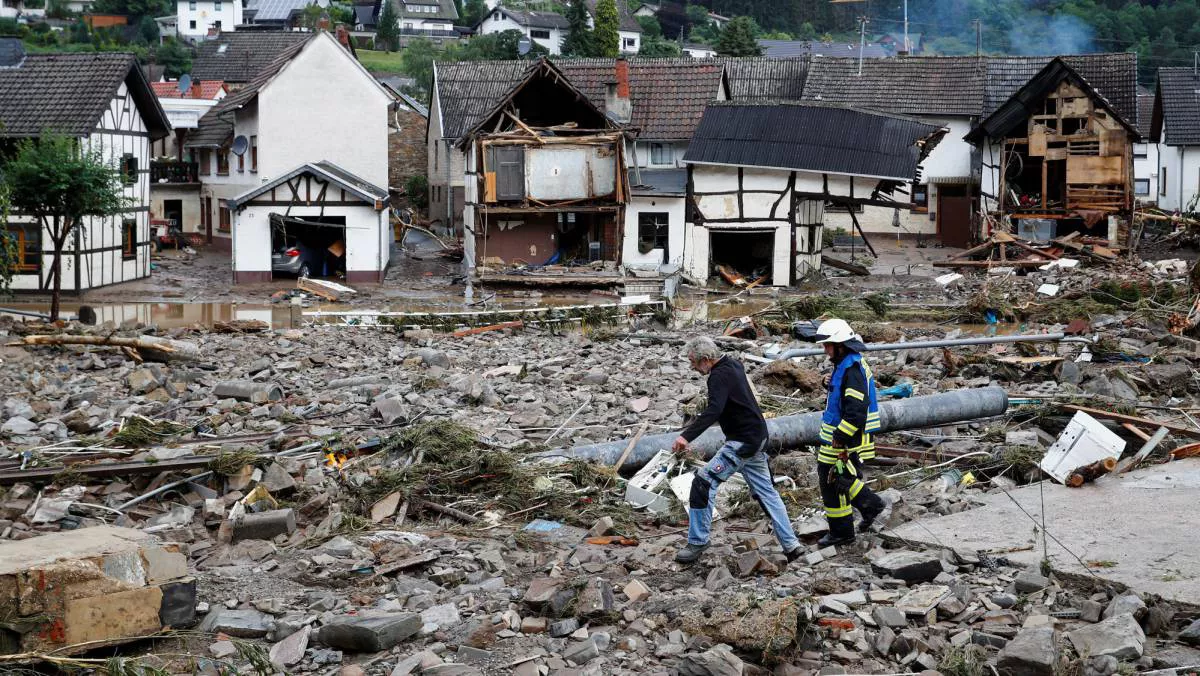 Vista de casas dañadas tras las fuertes lluvias en Schuld