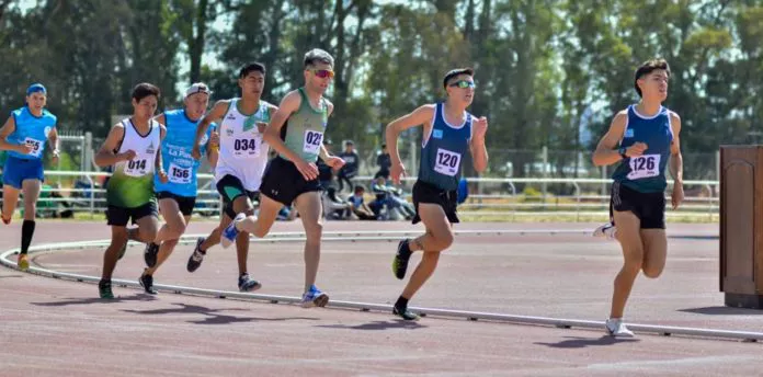 WEB-El-oro-llegó-desde-el-agua-en-el-inicio-de-los-Juegos-8-696x344