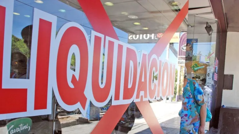 liquidacion-cierre-es-uno-los-carteles-exhibidos-locales-del-alto