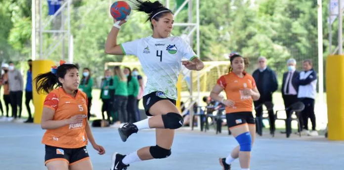 WEB-El-oro-llegó-desde-el-agua-en-el-inicio-de-los-Juegos-78-696x344