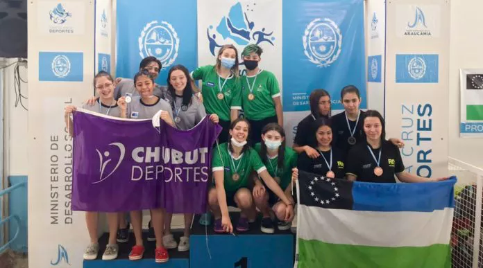 WEB-El-oro-llegó-desde-el-agua-en-el-inicio-de-los-Juegos-768-696x387