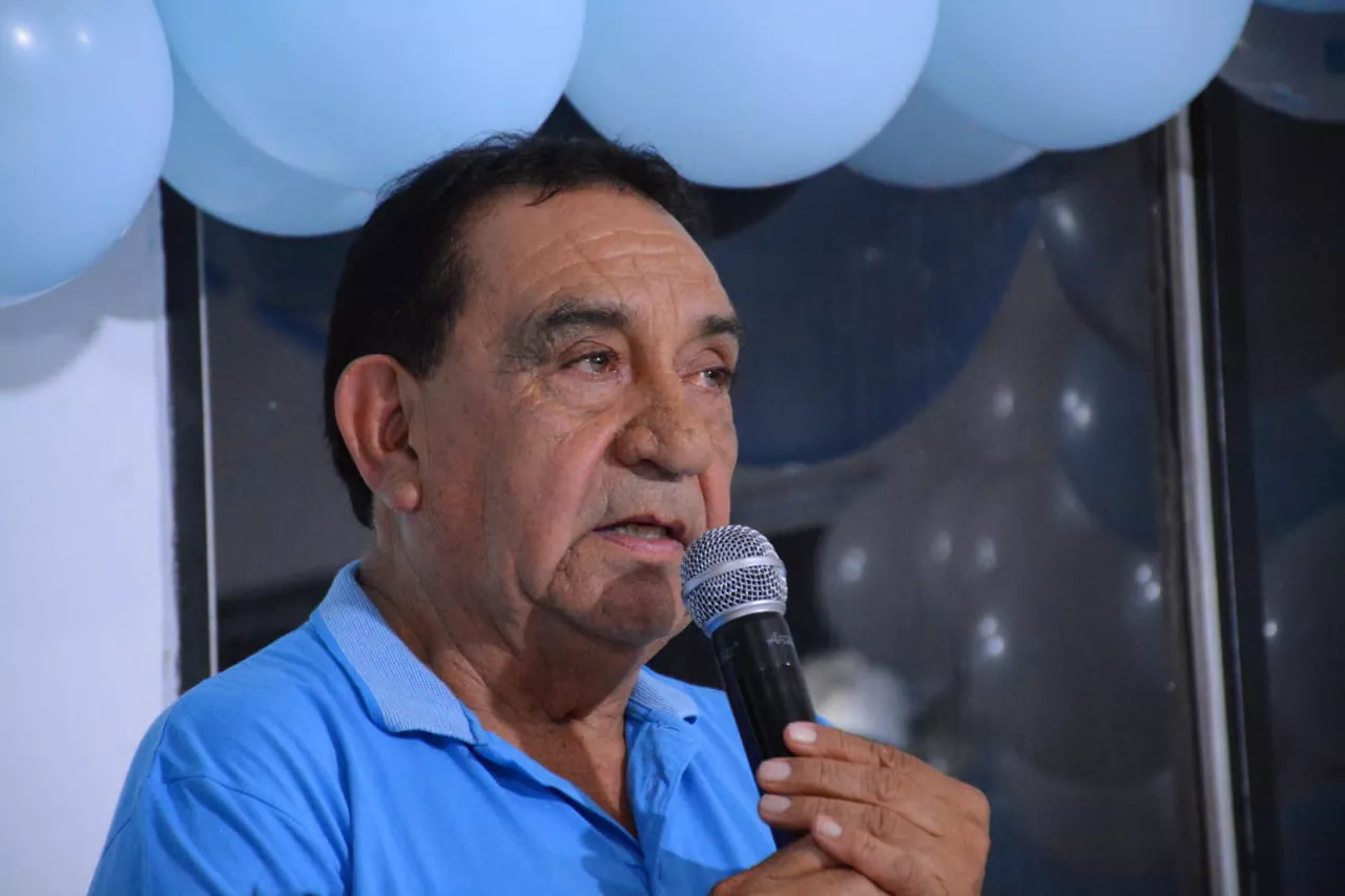 Adolfo Paine con mic