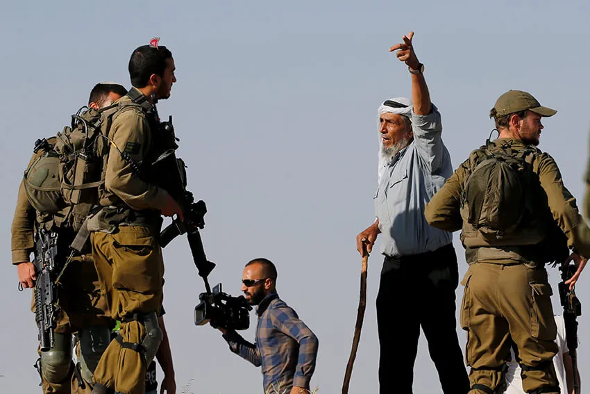 RTXDHK6Z_brazo_en_alto_850