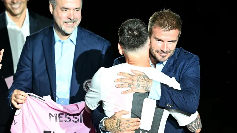 lionel-messi-y-el-abrazo-david-beckam-clave-su-llegada