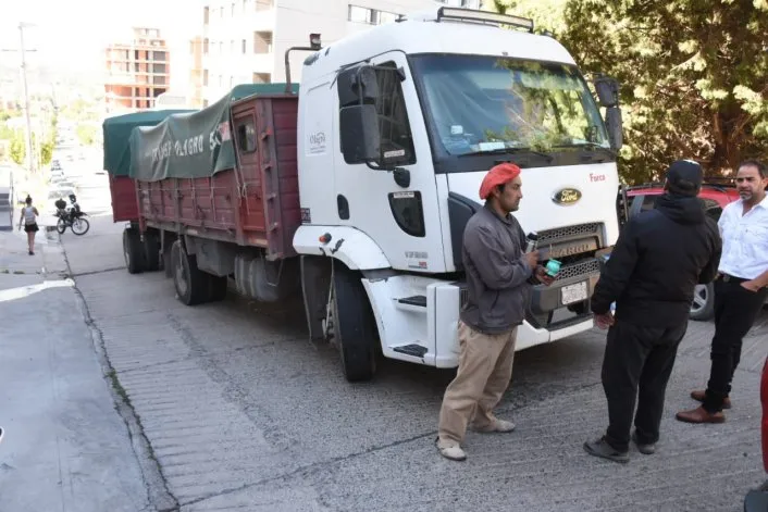 rescate-camion-varado-calle-chrestia-2