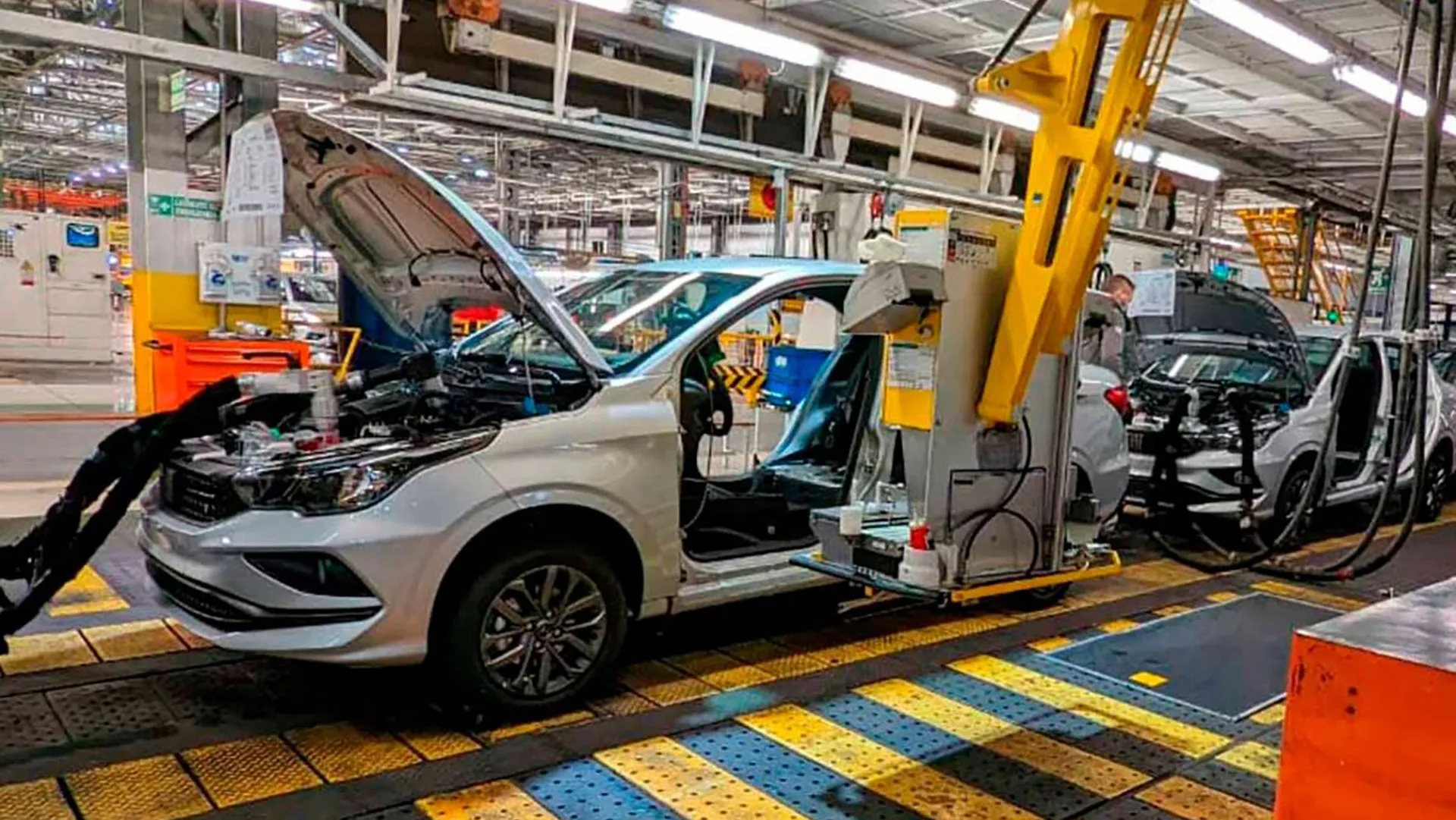 Preocupa que la producción automotriz subió respecto al mes anterior pero aún se mantiene casi 20 puntos por debajo de 2023