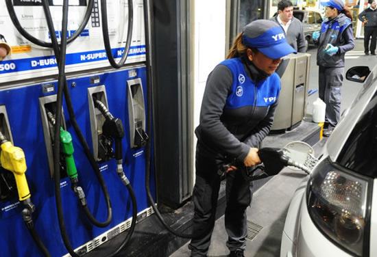 surtidor ypf mujer