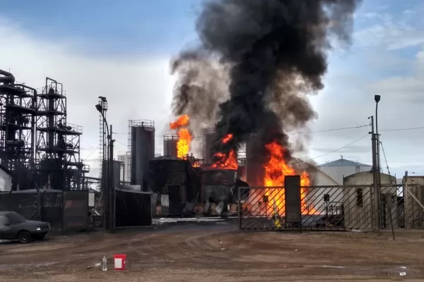 600x400_trgica-explosin-en-una-refinera-de-neuqun-foto-prensa-secretaria-seguridad-neuquen-962424-122320