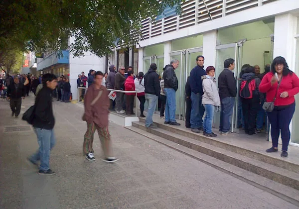 largas-colas-los-cajeros-del-bpn