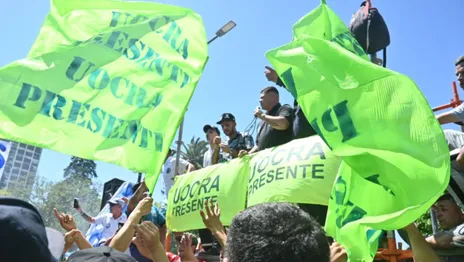 marcha-uocra-la-plata-lista-blanca-y-azul-ivan-tobar