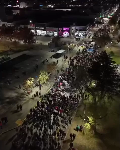 Miles de personas se movilizaron este 3 de junio por las calles de Neuquén en una nueva jornada  (1)