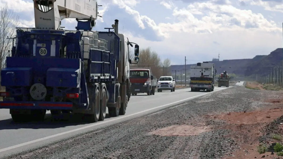 Camion-en-camino-de-tierra_vaca-muerta_anelo-el-paraje-olvidado_