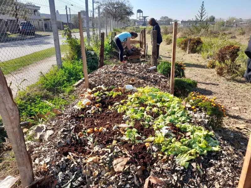 Pilas-de-compost.-Foto_-Ricardo-Roldan_La-Sonada-Huerta-Comunitaria-y-Agroecologica_Mes-del-Compostaje