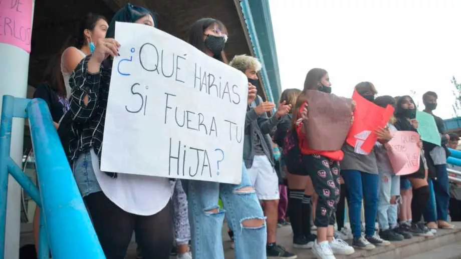 nqn-protesta-cpem-12-por-casos-de-abuso