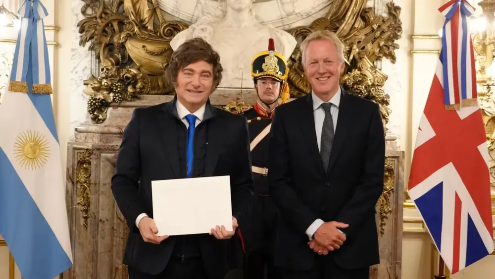 javier-milei-durante-un-encuentro-con-el-embajador-britanico-david-cairns-foto-presidencia-de-la-nac