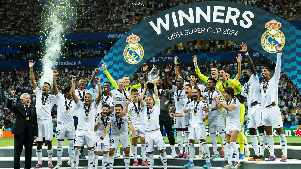 jugadores-real-madrid-levantan-trofeo-campeones-disputa-supercopa-europa_98
