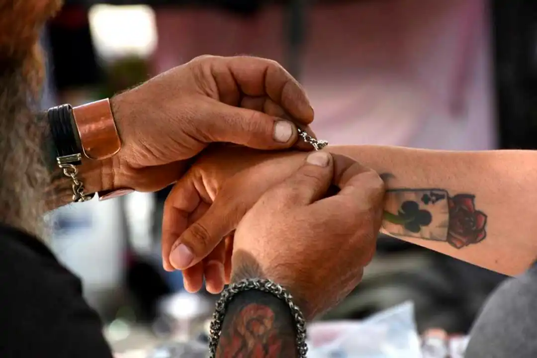 Neuquen-feria-de-artesanos-armado-de-puestos-foto-mati-subat-09