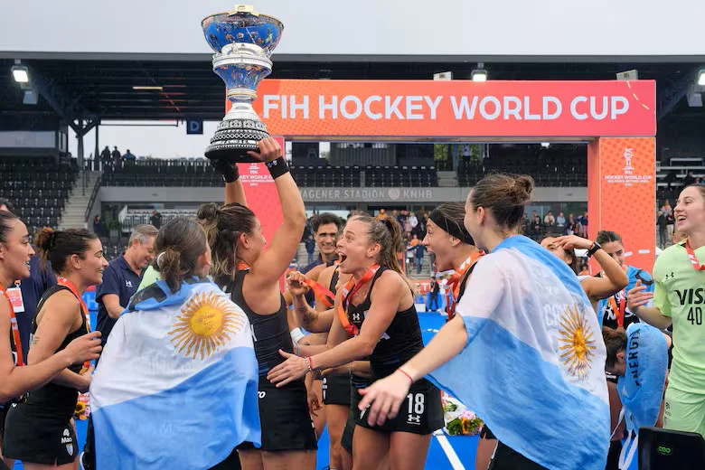 agustina-gorzelany-alza-el-trofeo-del-EWSL4ZXATZARDJIQGUW3EUKOV4