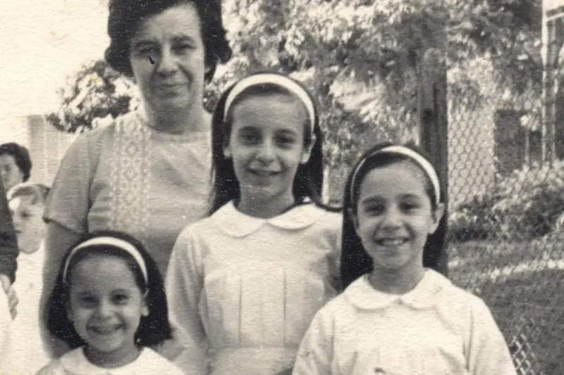 Esther Ballestrino junto a sus hijas.