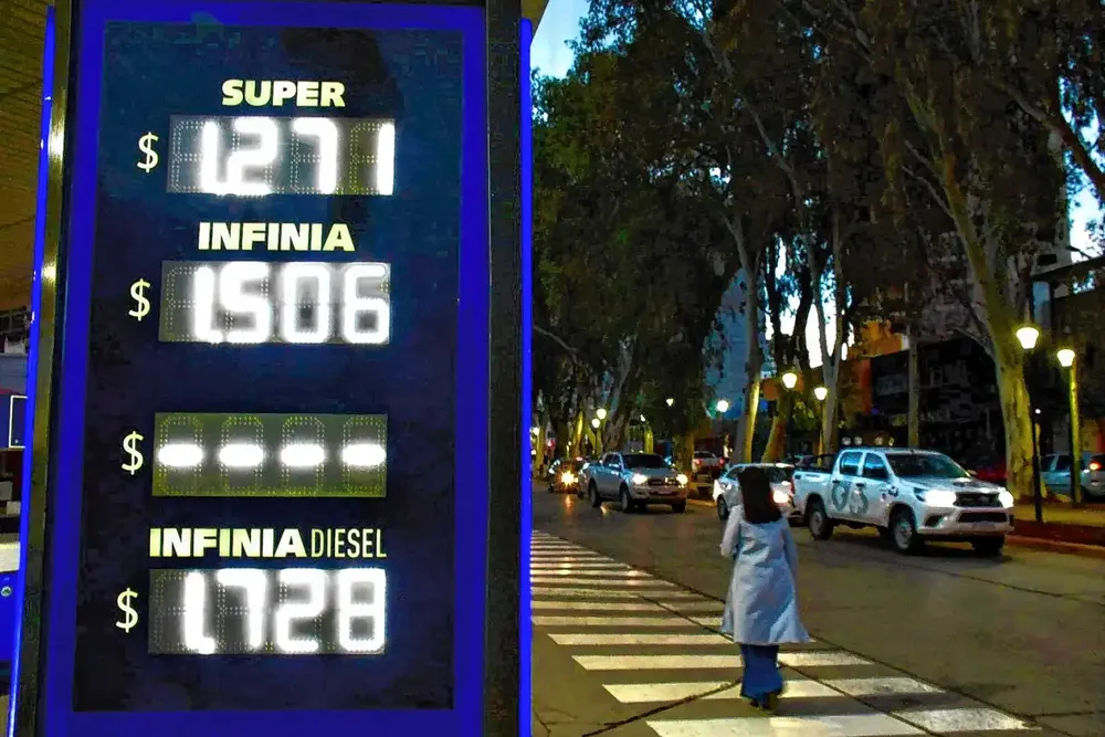 Neuquen-aumento-de-combustible-nafta-estacion-de-servicio-foto-mati-subat-4