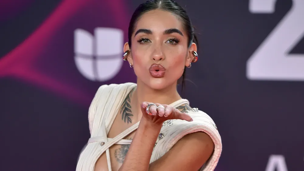 maria-becerra-posa-latin-grammy-2023_98