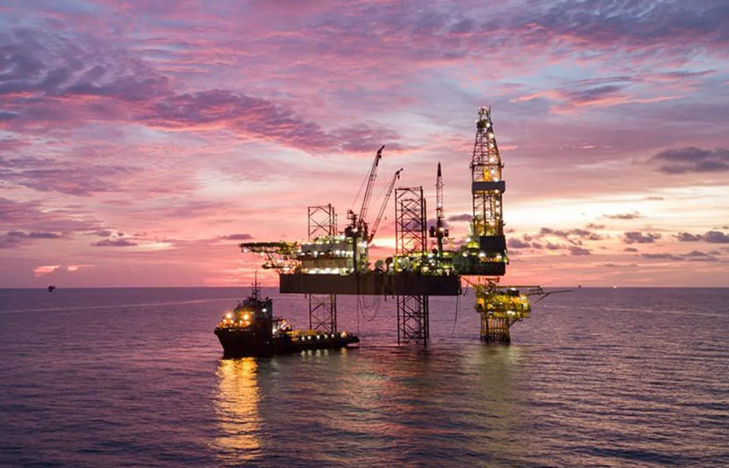 empresa-de-petroleo-Challenger-Energy-Group-PLC-extrayendo-en-el-mar