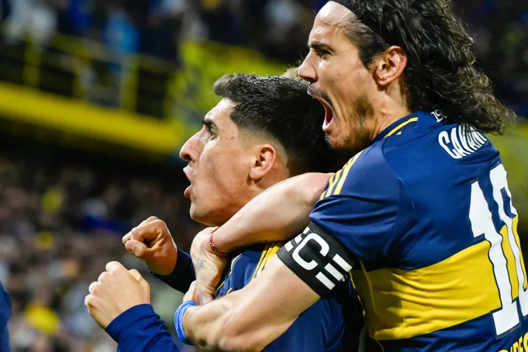 merentiel-festeja-el-gol-boca-y-cavani-lo-escolta