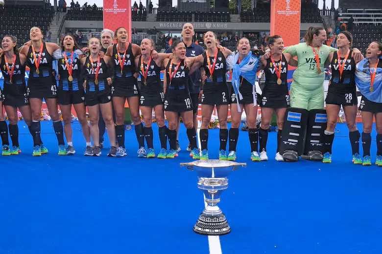 todas-abrazadas-las-leonas-disfrutan-de-su-gran-FFTJUDVA3BF3ZC7AFPEPMYWFFE