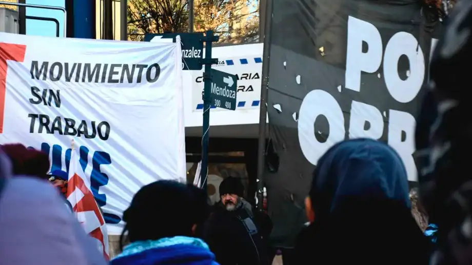 Neuquen-organizaciones-sociales-concentran-en-comisaria-1-primera-3-foto-mati-subat