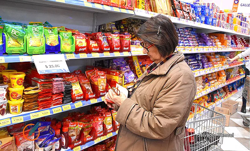 Supermercados-gente-compras