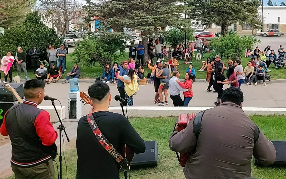 Dia-de-la-Tradicion-con-una-Mateada-Folklorica-1-1536x960