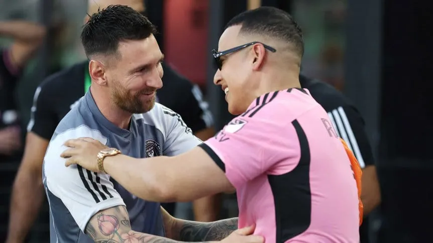 el-saludo-entre-messi-y-daddy-yankee-en-la-mls-megan-briggsgetty-images_862x485