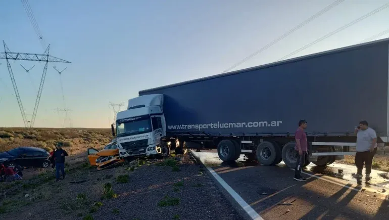 accidente-taxi-camion-el-chocon-4jpg