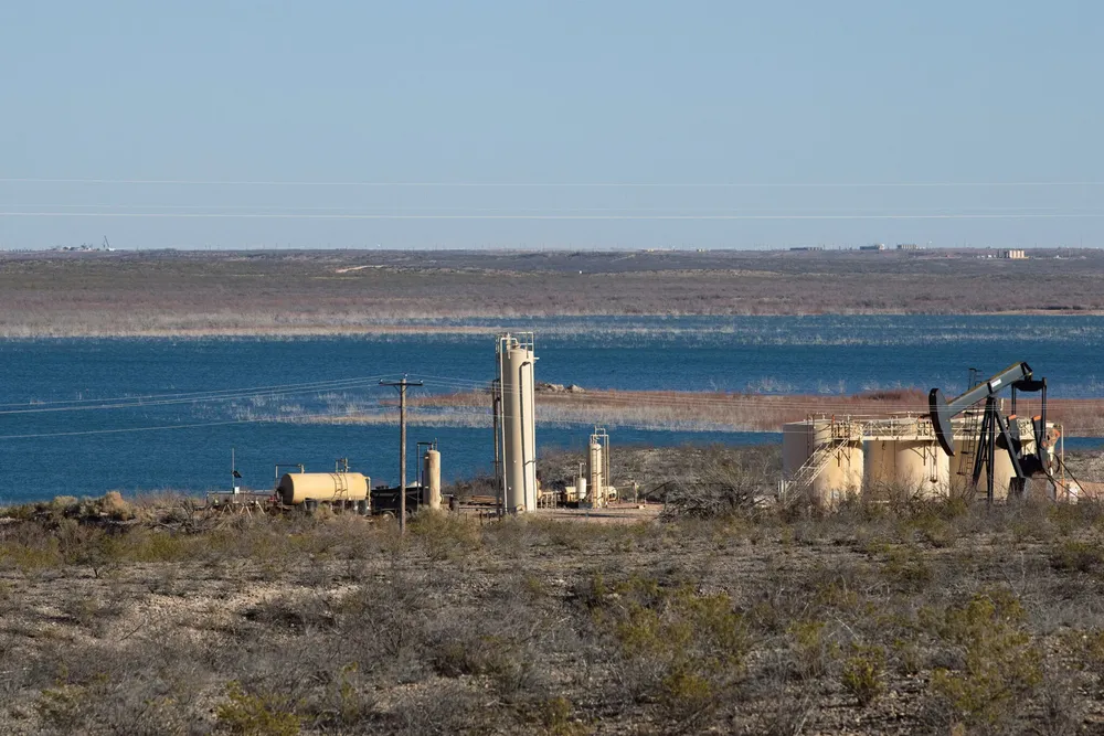 Una operación de perforación petrolera en las orillas del embalse de Red Bluff en el condado de Reeves, Texas