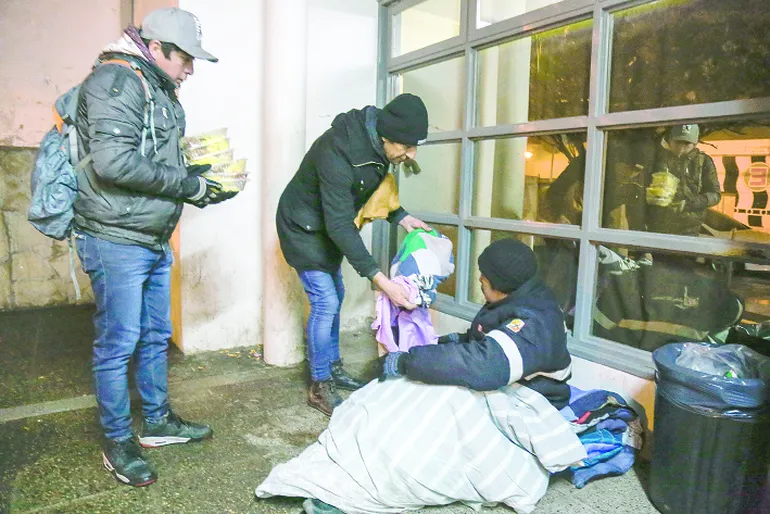 el-jueves-la-noche-los-integrantes-la-organizacion-asistieron-las-personas-situacion-calle