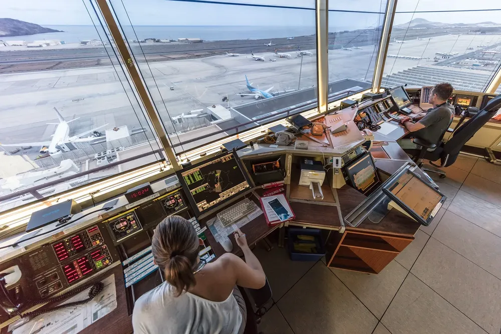 enaire-controladores-aereos-en-aeropuerto-de-gran-canaria