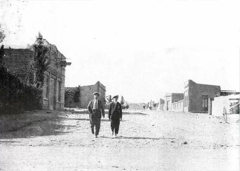 22-Caminata-por-la-calle-Yrigoyen-1920-Neuquen