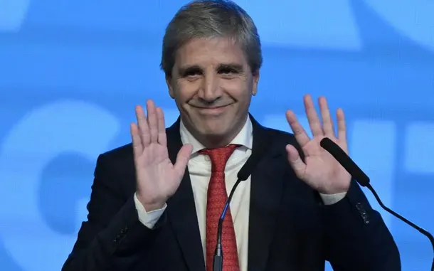 luis-caputo-manos