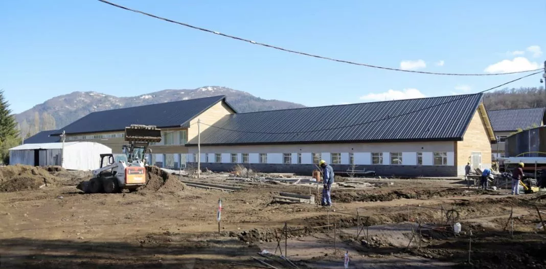 GUTIERREZ-RECORRE-OBRA-HOSPITAL-SAN-MARTIN-DE-LOS-ANDES-1-1068x527
