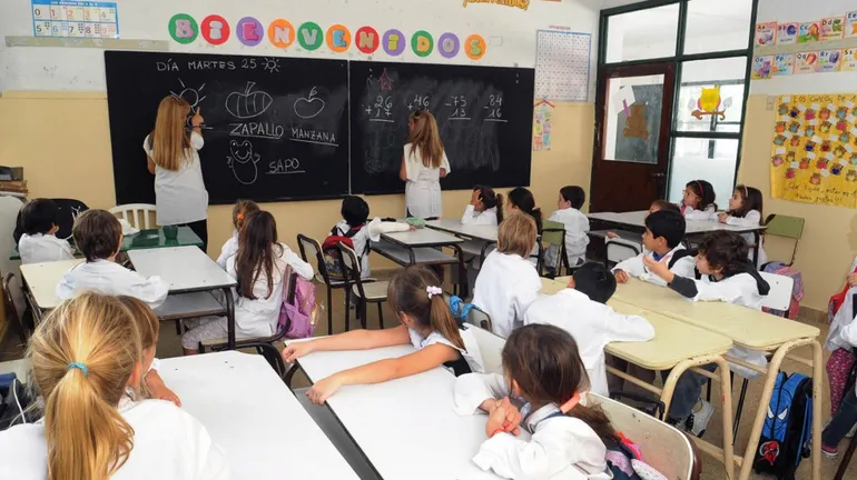 escuela-alumnos-maestro-clases-genericajpg