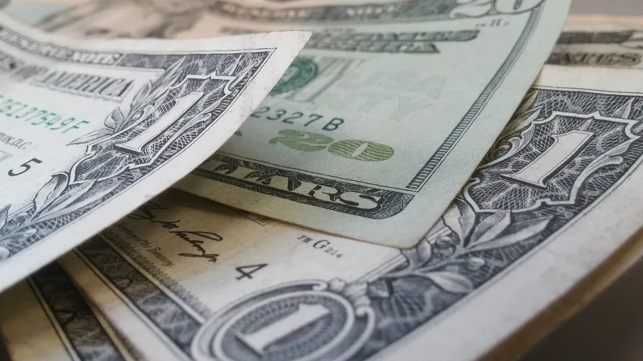 dollars-426023_1920-e1744370931629