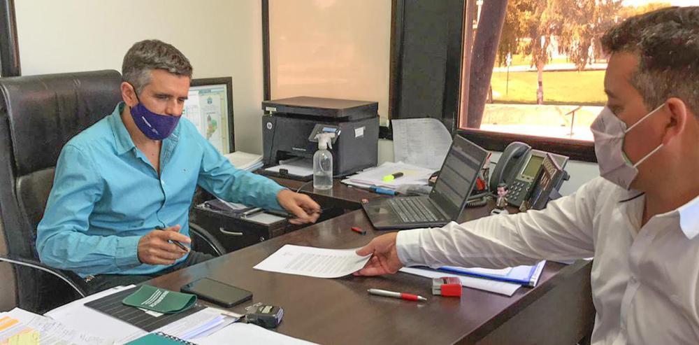 Subsecretario-de-RH-con-intendente-de-Aluminé