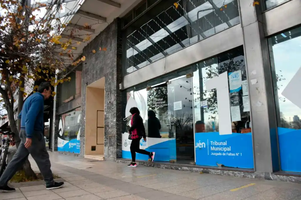 Neuquen-tribunal-de-faltas-foto-mati-subat-04