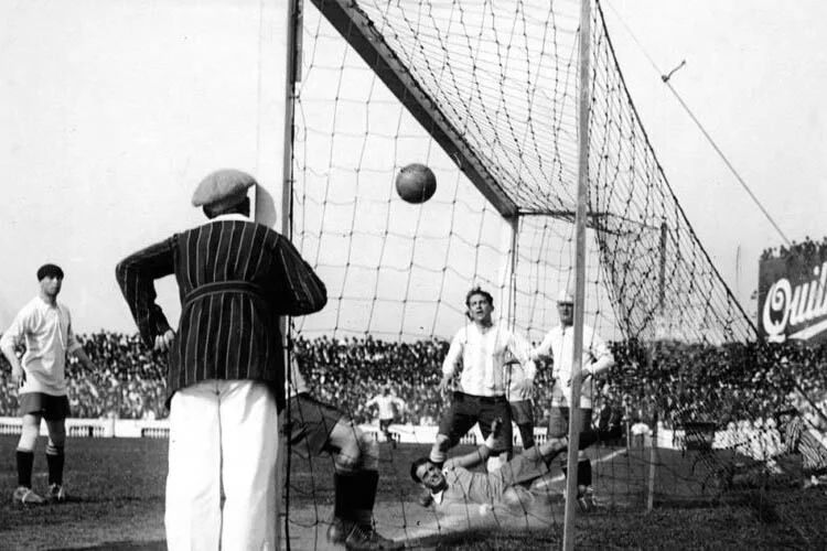 Cesáreo Onzari convierte el primer “gol olímpico”