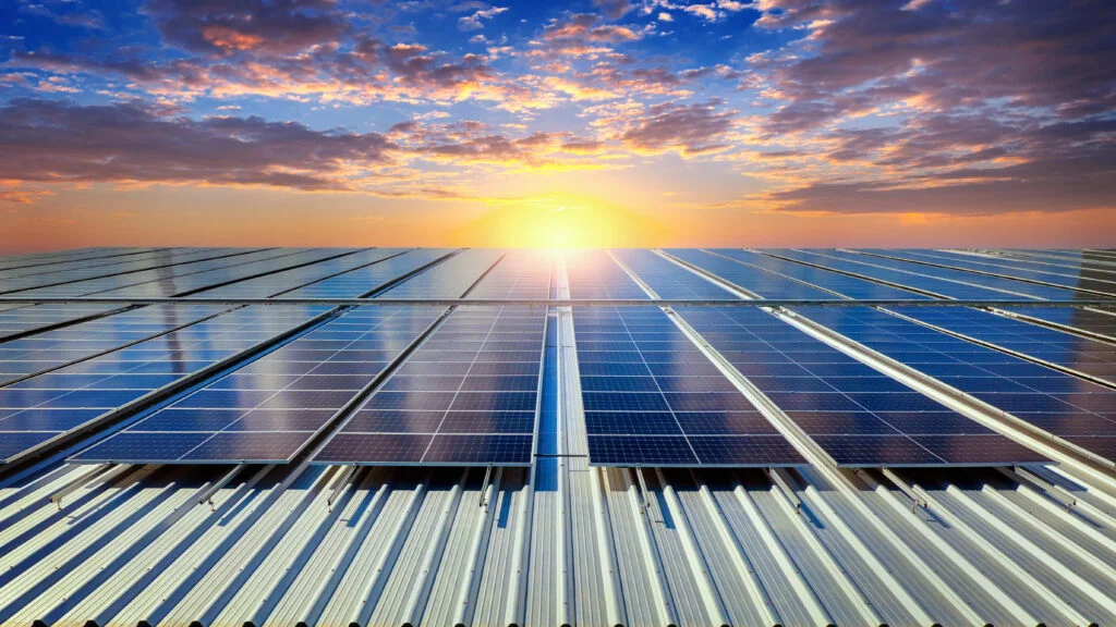paneles-solares-en-el-techo-celula-solar-1024x576