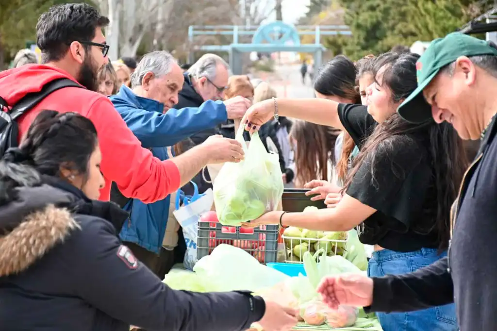 Neuquen-Universidad-Uncoma-Frutazo-foto-Flor-Salto
